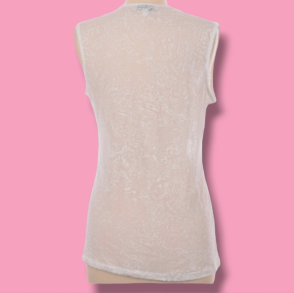 ❤️Lucy & Laurel Sheer White Twist Front Top w/ Paisley Design - Picture 3 of 7